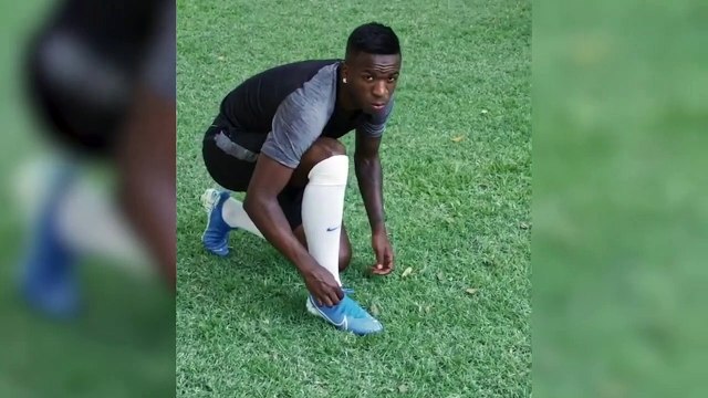 Vinicius jugando al Ping-Pong-Fútbol solo
