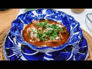 ¡La chef Ingrid Ramos prepara una exquisita birria de res! | Sale el Sol