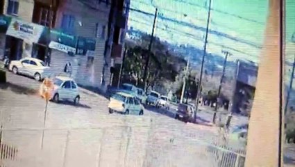 Acidente envolvendo dois carros é registrado no Universitário