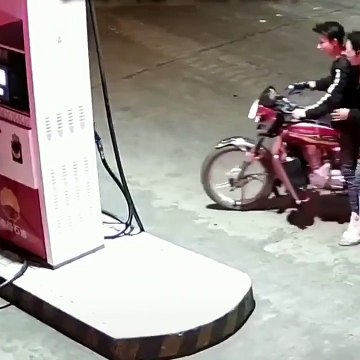 Il cherche les embrouilles à une employée de station service et fini avec sa moto en feu... Bien joué