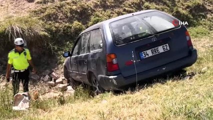 Boş sulama kanalına düşen otomobil korkuttu