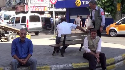 Sabahın ilk ışıklarıyla beraber kalkıp amele pazarında iş bekliyorlar
