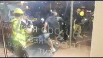 - Hong Kong'da genel grev- Polisten göstericilere göz yaşartıcı bomba- 100'den fazla uçuş iptal...