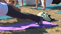 El yoga conquista las playas españolas