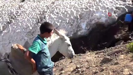 Su İhtiyaçlarını Nemrut Dağı'ndan Topladıkları Karla Çözüyorlar