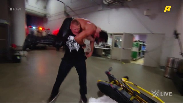 بروك ليسنر يقتحم سيارة الإسعاف وينتقم من رولينز بطريقة وحشية