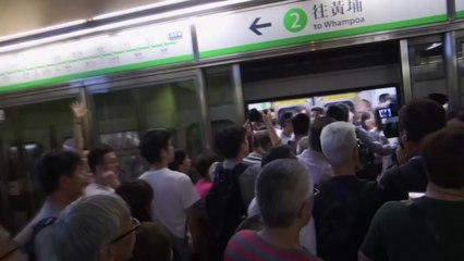 홍콩 총파업 '교통대란'...中 국기 바다에 버려져 / YTN