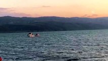 İznik Gölü'nde mahsur kalan üç kişi kurtarıldı (2)