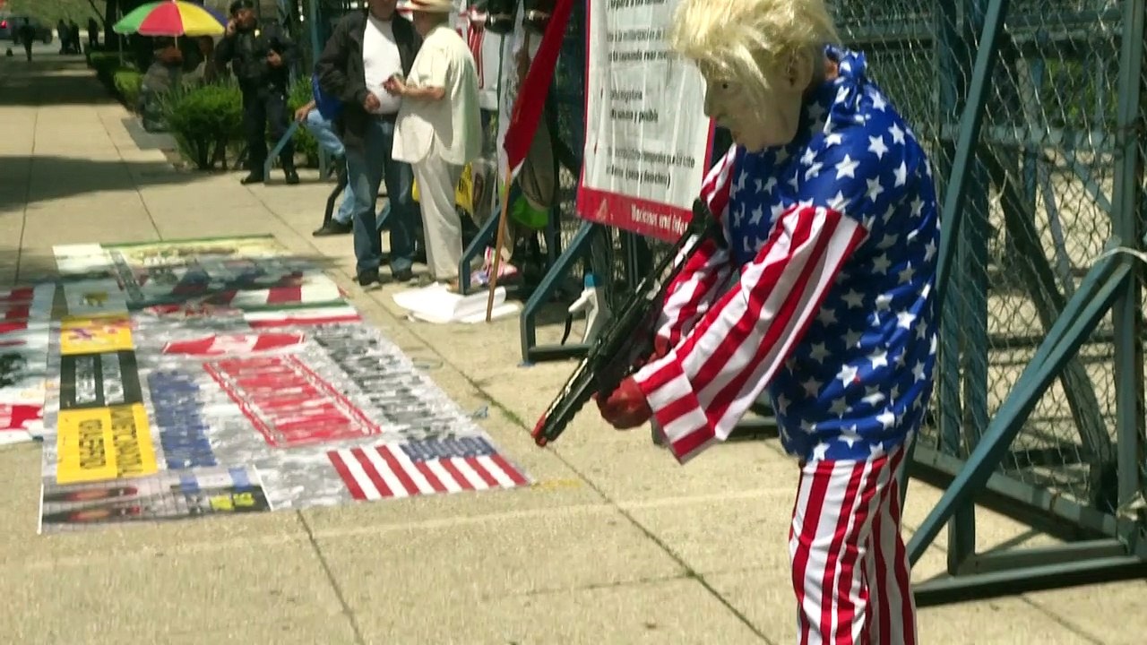 Activista en México protesta en embajada de EEUU por matanza en El Paso