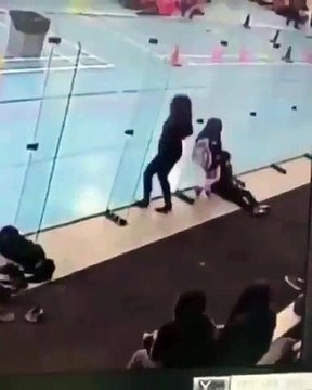 Cette jeune femme se cogne trois fois à des baies vitrées