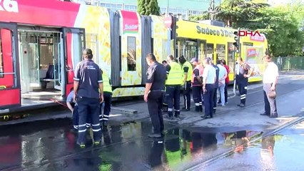 İSTANBUL- CEVİZLİBAĞ'DA SU TANKERİ TRAMVAYA ÇARPTI