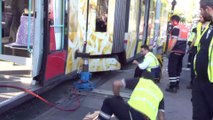 Su tankeri seyir halindeki tramvaya çarptı... Tramvay seferleri yaklaşık 45 dakika durdu