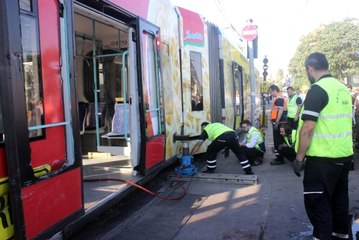 Su tankeri tramvaya çarptı seferler durdu