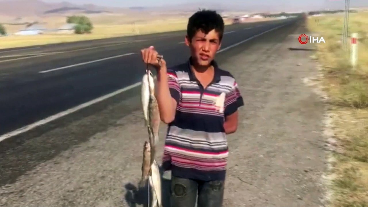 Okul harçlığını çıkarmak için derelerden tuttuğu balıkları yol kenarında satıyor