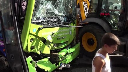 DİYARBAKIR HALK OTOBÜSÜYLE İŞ MAKİNESİ ÇARPIŞTI 5 YARALI