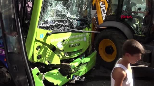 DİYARBAKIR HALK OTOBÜSÜYLE İŞ MAKİNESİ ÇARPIŞTI 5 YARALI