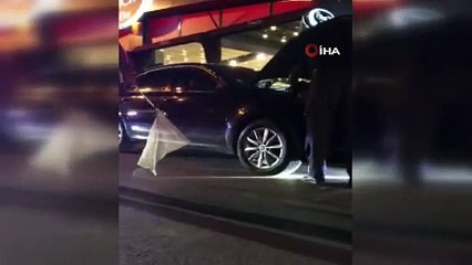 Motorda mahsur kalan kediyi itfaiye kurtardı