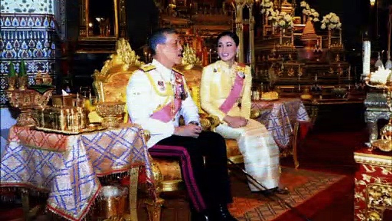 ยกที่ 1 เริ่มแล้ว! งานเสด็จล่าสุด ราชินีนุ้ย สุทิดา มีพระเสาวนีย์สั่งไม่ให้เจ้าคุณพระสินีนาฎ ร่วมขบวนเสด็จ ที่ประทับก็จัดให้ไกลสุด! น่าสงสารมากๆ