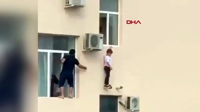 Sekizinci kattan düşmek üzere olan çocuğun imdadına komşusu yetişti
