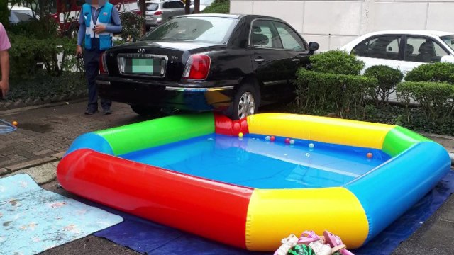 80대 운전 차량 주차장 간이풀장에 돌진...어린이 등 5명 경상 / YTN