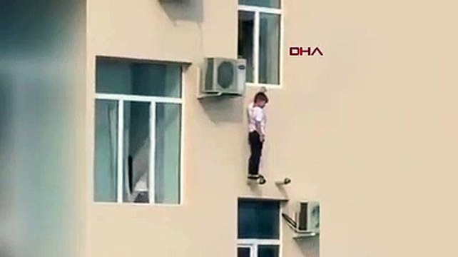 Sekizinci kattan düşmek üzere olan çocuğun imdadına komşusu yetişti