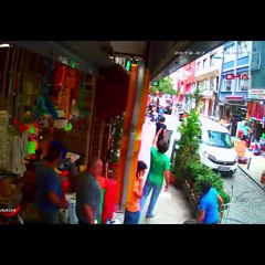 Vahşetin yaşandığı anlar kamerada! İstanbul'un göbeğinde defalarca bıçakladı