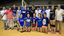 Philippine womens' volleyball team gets warm welcome from Singapore-based fans