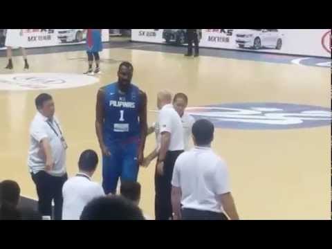 Andray Blatche limps to the sideline in first half of Gilas-Japan game