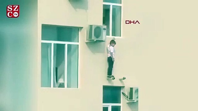 Sekizinci kattan düşmek üzere olan çocuğun imdadına komşusu yetişti