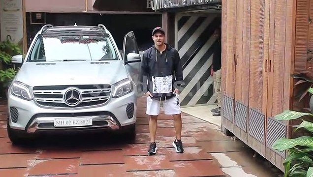 Street Dancer Actor Varun Dhawan at Body Sculptor Gym with Fans Juhu