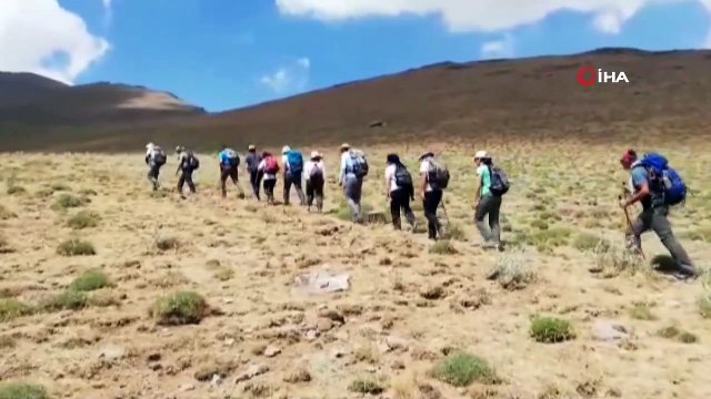 Dağcıların, 3684 rakımlı Başet Dağı’nda karla birlikte pekmez keyfi