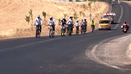 Çocuklarıyla birlikte 27 gün pedal çevirdiler... Bisikletli "Küçük 1 aile" Göbeklitepe'de