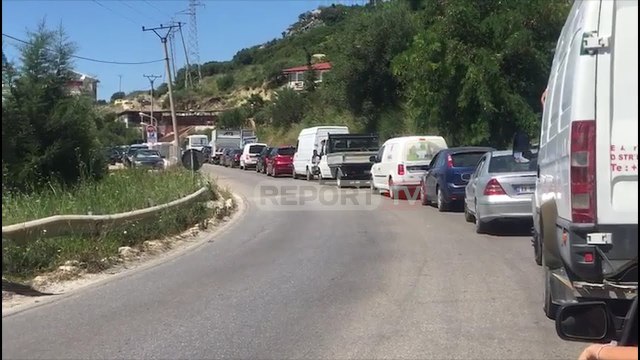 Përplasen dy automjete, 2 të plagosur/ Prej 20 minuta rruga Radhimë- Vlorë e bllokuar