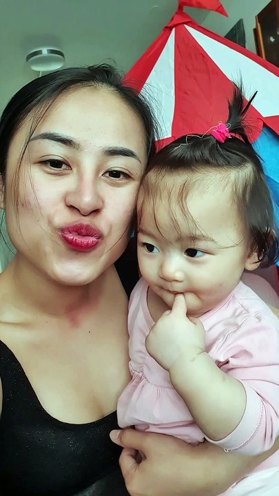 Baby funny at home with mum in Vietnam!