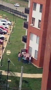 Des personnes tentent de sauver un chien coincé sur le rebord d’une fenêtre du 2e étage