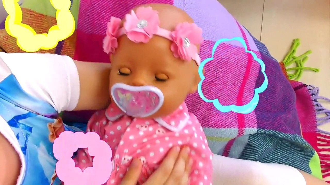 Elsa and Anna take care of Baby Dolls