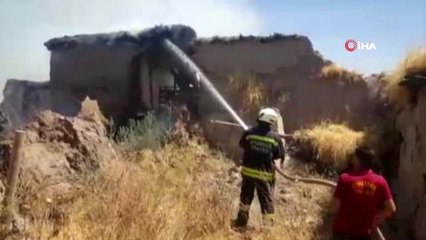 Diyarbakır'da yangın: 2 ev ve 4 ahır küle döndü