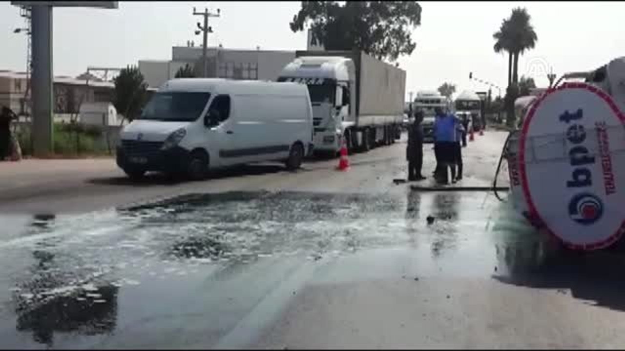 Akaryakıt yüklü tanker devrildi