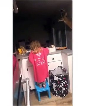 Voici ce que la maman a trouvé sa fille en train de faire à 3h du matin