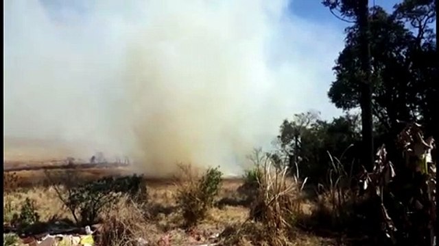 Fogo se aproxima de barracos e gera correria entre moradores