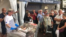 Vente de poisson à la voix au stand du port de pêche