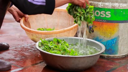 Snail cooked with bananas