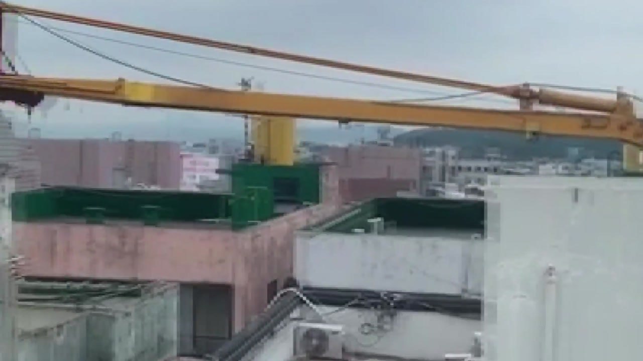 대구서 아파트 공사장 크레인 넘어져...인명 피해 없어 / YTN