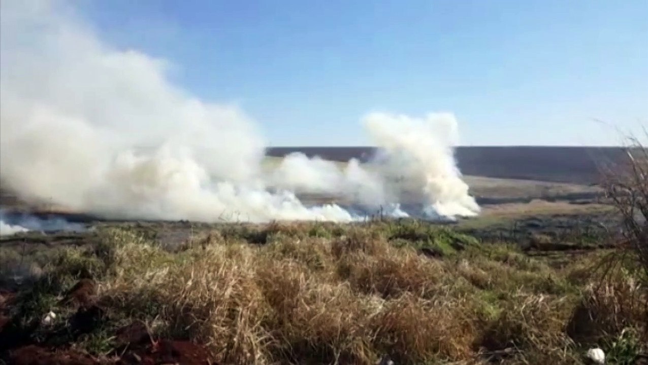 Maquinário auxilia em combate à incêndio ambiental de grandes proporções
