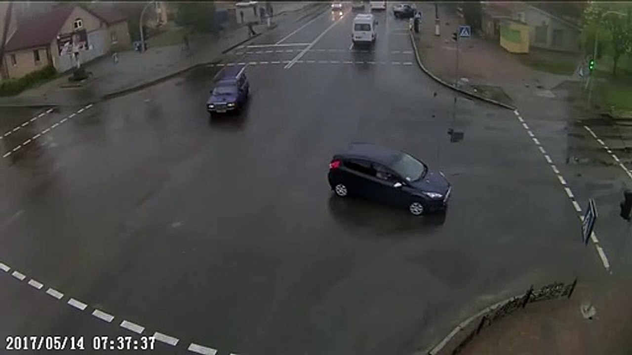 Trois voitures de police à un feu rouge en même temps et bim... FAIL