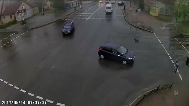 Trois voitures de police à un feu rouge en même temps et bim... FAIL