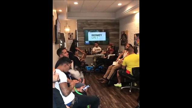 Il utilise sa copine comme modèle pour son tatouage et c'est très bizarre