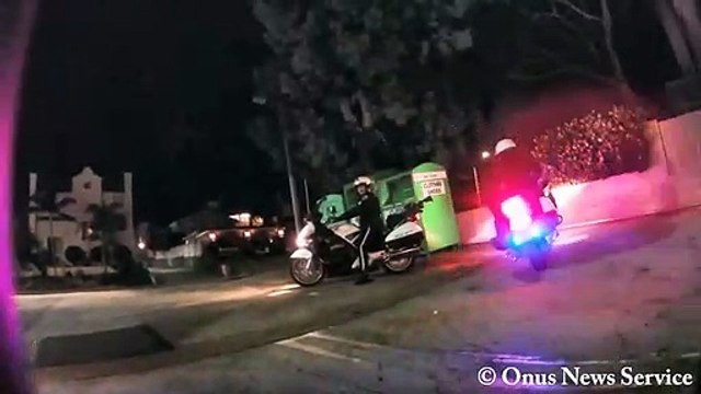 2 motards de la police se vautrent à l'arrêt !! Alors c'est qui qui a trop bu...