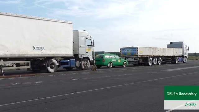 Voiture coincée entre 2 camions : Crash-test impressionnant
