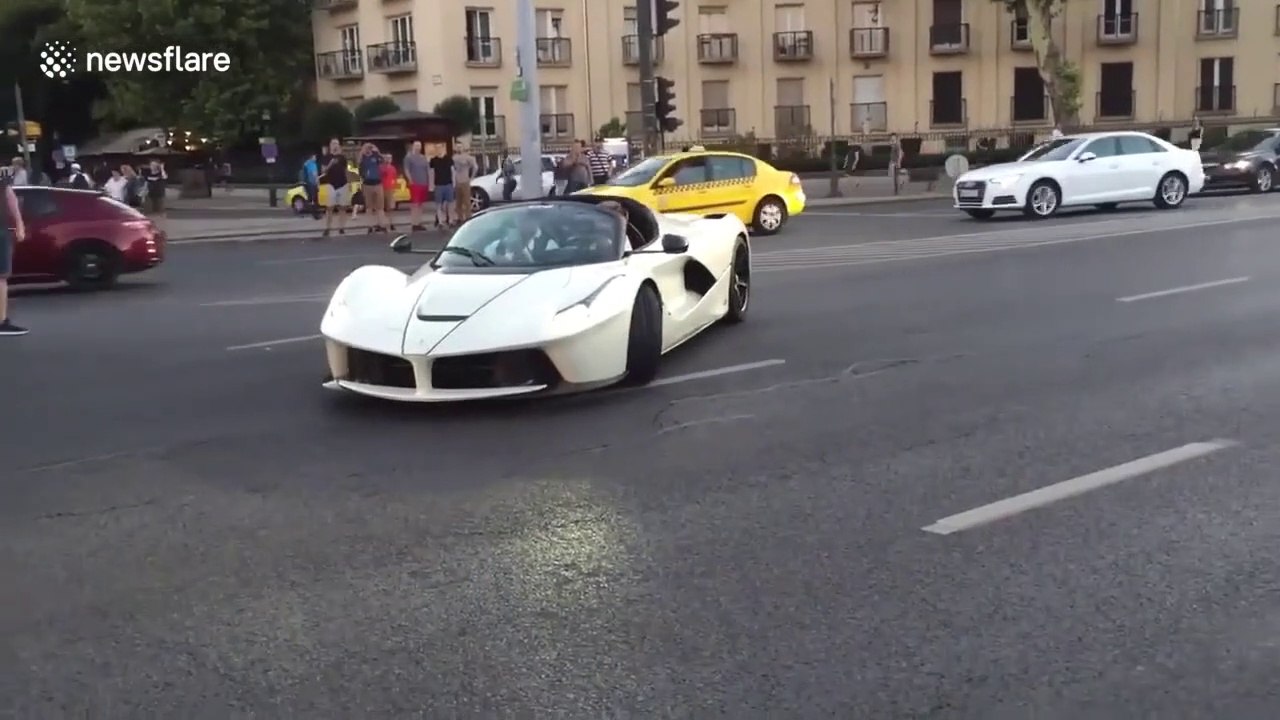 Il fait un burn incroyable avec sa Ferrari...